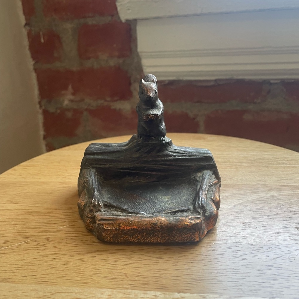Squirrel on Wood Log Tray or Small
Bowl Cast Iron